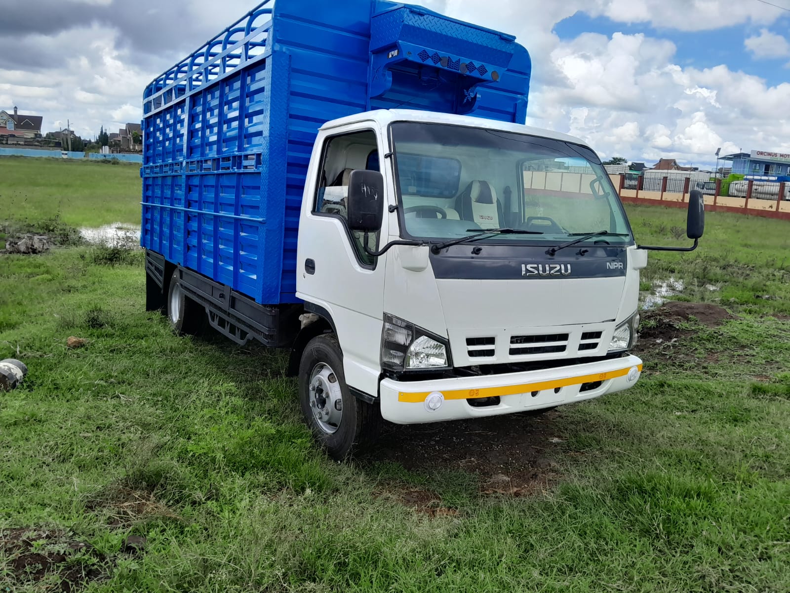 Vehicle image 4